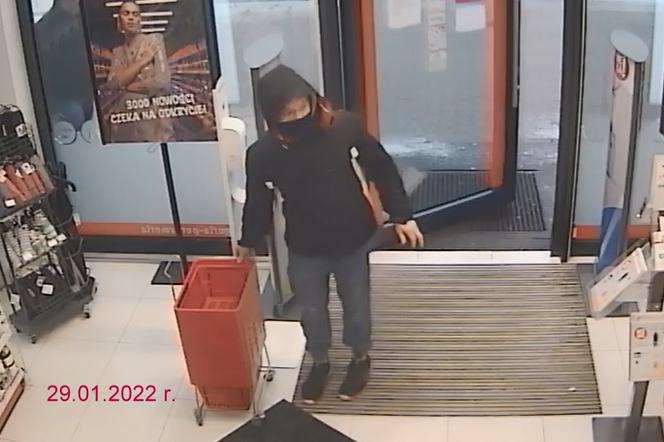 Seria kradzieży w drogerii w Dobrzejewicach koło Torunia. Rozpoznajesz sprawców?