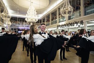 Polonez maturzystów z Piotrkowa Trybunalskiego znów zachwycił  