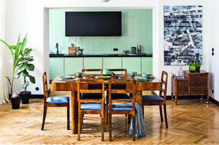 Zabudowa meblowa oraz ściany w kolorze szałwiowym. Nowoczesna kuchnia w domu z historią