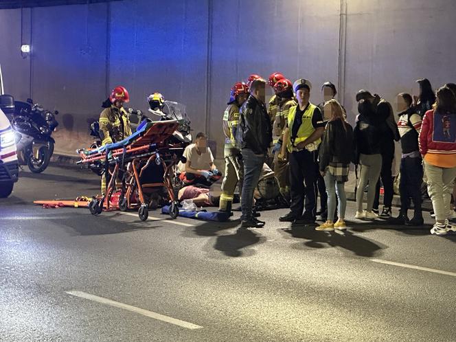 Rozbijali się w nocy na motocyklach. Jeden uderzył w ścianę tunelu, drugiego skasował mercedes