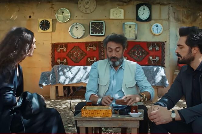 Nana wręcza mężczyźnie prezent 