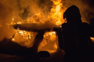 BMW uderzyło w pomnik i stanęło w płomieniach. Kierowca zginął w środku!