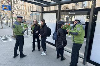 Dzień Kobiet 2024. MPK Poznań rozdał 1,5 tys. tulipanów swoim pasażerkom