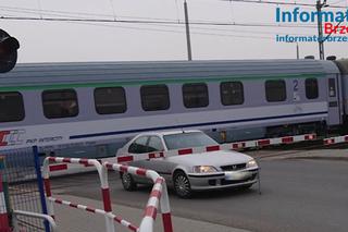 Samochód utknął na torach w Sterkowcu. Rozpędzony pociąg minął go o centymetry! [WIDEO]