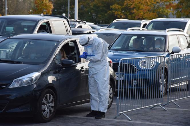 Kolejki na test na COVID-19. Dramat pacjentów