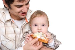 Nadmiar soli w diecie dziecka powoduje otyłość, miażdżycę, demineralizację kości