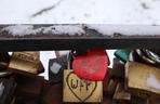 Takie kłódki wiszą na mostku miłości w Lublinie