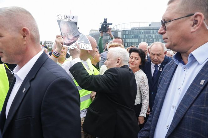 Miesięcznica smoleńska 2025. Kaczyński nie przebiera w słowa, mówi o zbrodni