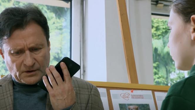 Na Wspólnej, odc. 3467: Rafał Cielecki (Jacek Kawalec), Junior (Jan Leśniewski)