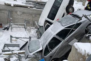TARGÓWEK: dwa samochody wpadły do wykopu na terenie budowy drugiej linii metra! 