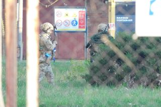 Strzały i wybuchy w Warszawie. Helikoptery nad miastem, na ulicach uzbrojone pojazdy! Co się dzieje? 	