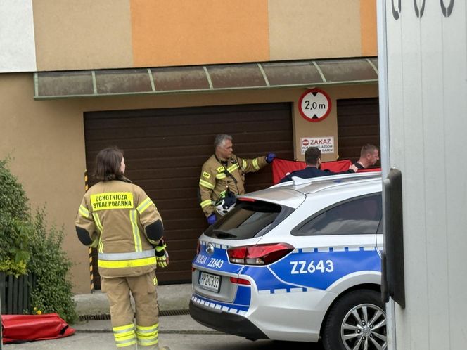Tragedia w Ząbkach. Ciało kobiety leżało na chodniku. Na miejscu policja