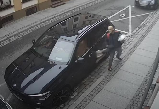 Znalazł otwarty samochód na toruńskiej starówce i okradł właściciela! Szuka go policja