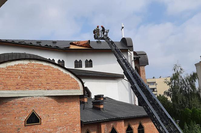 Zerwany dach w kościele Księży Marianów w Lublinie