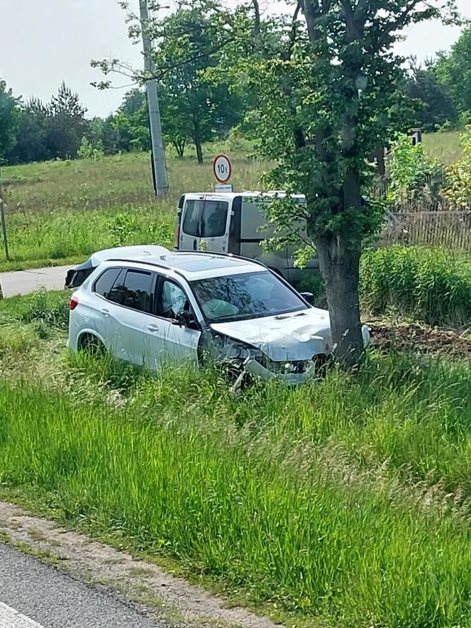 Zderzenie trzech pojazdów w Starym Opolu. Dwie osoby trafiły do szpitala