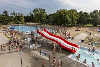 Jak są otwarte letnie baseny w Poznaniu?