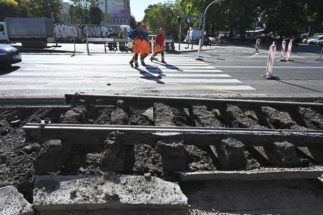 Remont torów na Waszyngtona. Pasażerowie osłupieli, chaos na przystankach