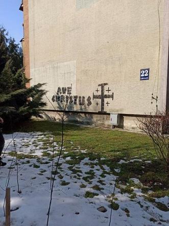 Zniszczone ściany bloków GSM w Nowym Sączu