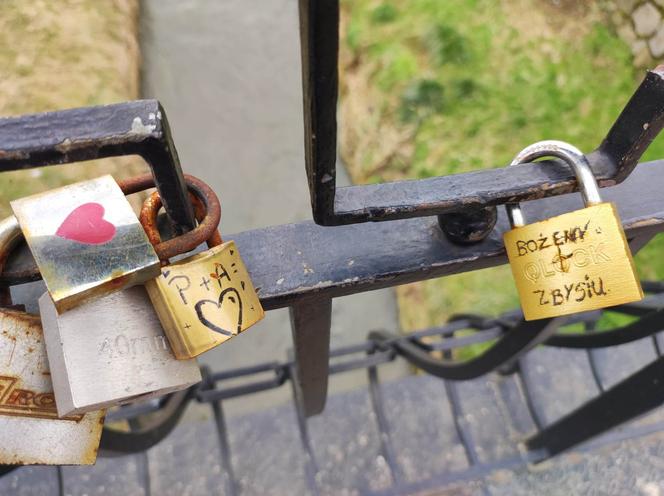 Tak wygląda most zakochanych w Tarnowie. W pobliżu jest zapomniana kapliczka św. Walentego