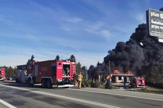 Dym widać z odległości kilku kilometrów! Pożar zakładu chemicznego pod Łodzią