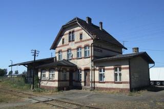 Wyremontowany budynek dworca PKP w Deszcznie