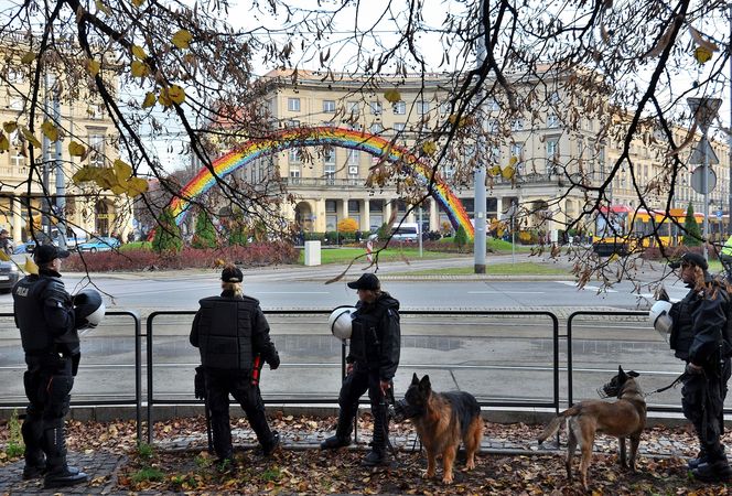 Policjanci ochraniający tęczę w trakcie Marszu Niepodległości 2014