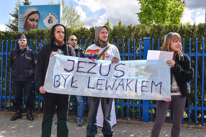 Happening pt. "Na drugi koniec tęczy z Ojcem Tadeuszem. Chryja 2"