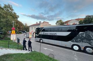 Posłowie PiS jechali autokarem a Kaczyński limuzyną