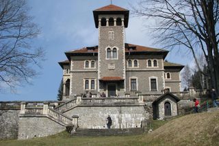 Zamek z serialu Wednesday istnieje naprawdę. Tak w rzeczywistości wygląda Nevermore