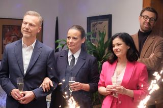 M jak miłość odc. 1872 po wakacjach. Dariusz Hoffman (Mateusz Rusin), Kinga (Katarzyna Cichopek),  Magda (Anna Mucha), Andrzej Budzyński (Krystian Wieczorek) 