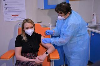 Koronawirus: Ruszyły szczepienia w szpitalach w Bełchatowie i województwie łódzkim 