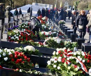 Joanna Racewicz ociera łzy przy grobie męża, pocieszyła ją Barbara Nowacka