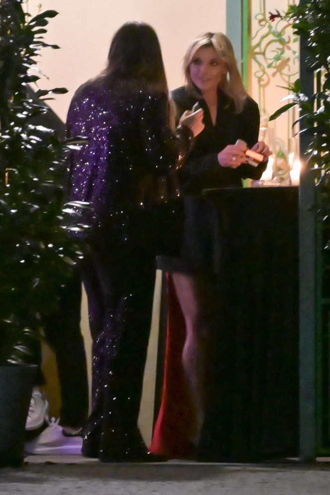 Anna Lewandowska w nocy pali elektryczne papierosy