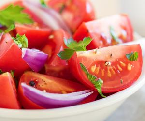 Sałatki z pomidorów - nasze ulubione przepisy na pomidory na surowo