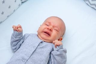 Płacze, wierci się albo kręci? 6 przyczyn niespokojnego snu dziecka