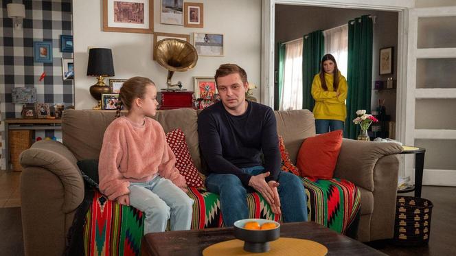 Barwy szczęścia odc. 3017. Hubert (Marek Molak), Marysia (Nina Szumowska), Agata (Natalia Zambrzycka)