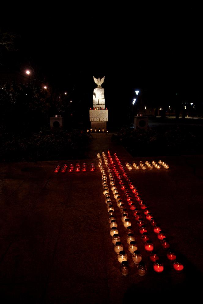 Znicze i flagi pod pomnikami. Lublin uczcił rocznicę 13 grudnia