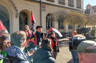 Miarka się przebrała. Pracownicy DPS-ów wchodzą na sesję Rady Miasta i żądają podwyżek [ZDJĘCIA]