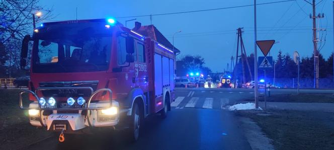 Mercedes uderzył w budynek i wybił potężną dziurę. Autem jechali ojciec z synem