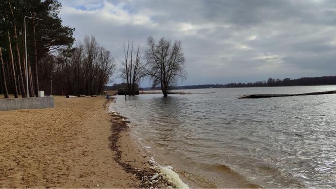 Plaża w Nowym Dębcu zalana