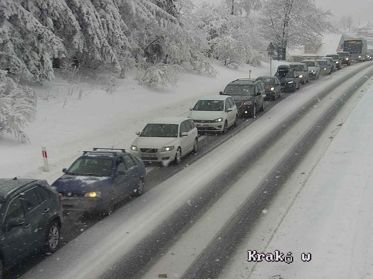 OGROMNE KORKI na Zakopiance. Z Krakowa do Zakopanego jedzie się 3 godziny [ZDJĘCIA]