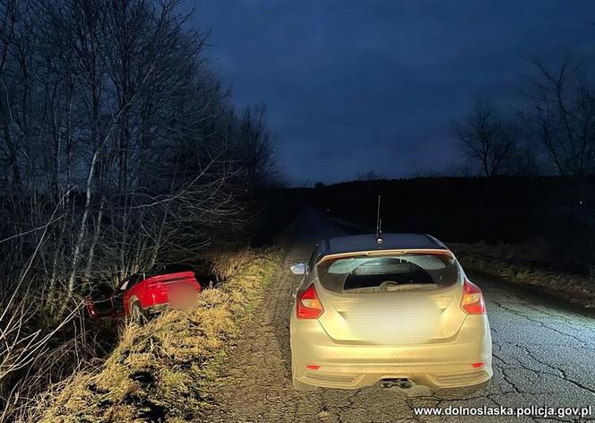 Policyjny pościg zakończony w rowie. Szaleniec uciekał niemal 200 km/h