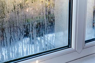 Zauważyłaś, że okna w domu są zaparowane? Szybko posmaruj tym szyby, zanim pojawi się pleśń i grzyb. Sposób na zaparowane okna