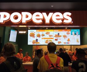 Pierwszy Popeyes w Polsce otwarty! Na pomarańczowym dywanie duża kolejka [ZDJĘCIA]