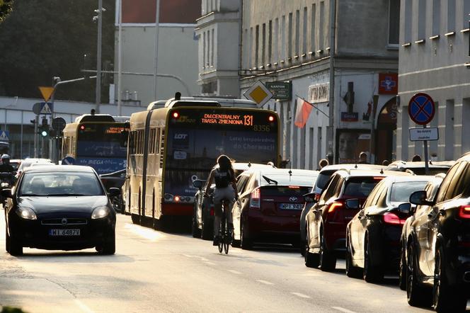 Pasażerowie komunikacji w Warszawie wściekli jak nigdy. 100 minut w korku. Wszystko stoi