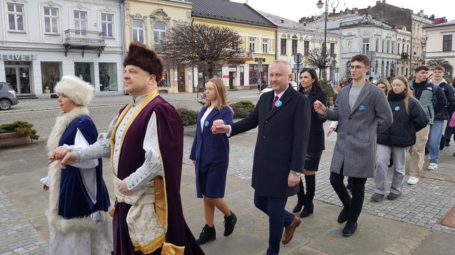 Maturzyści z Nowego Sącza zatańczyli poloneza na Ryku 