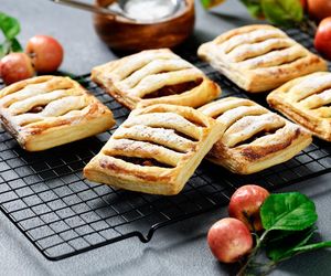 Biorę gotowe ciasto, dżem i 2 dodatki. Za tymi ciastkami francuskimi przepada cała moja rodzina 