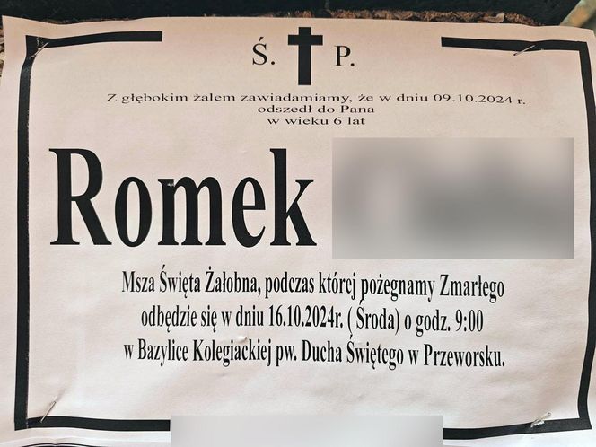 6-letni Romeczek zginął w wypadku w Przeworsku. Maskotki i znicze wyciskają łzy