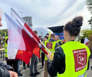 Rolnicy wjechali z gnojem na Europejski Kongres Gospodarczy w Katowicach. Protest przeciwko Zielonemu Ładowi