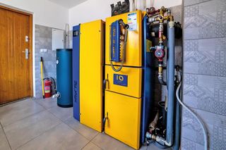 Kotły na biomasę 2026 – jak wybrać efektywne i ekologiczne ogrzewanie domu na pelety i drewno